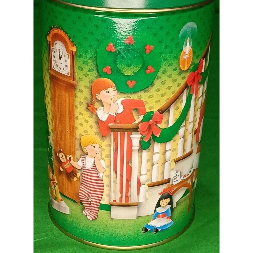 Vintage 1993 Reese's Holiday Classics Series Canister #6 Santa Claus Tin Hershey